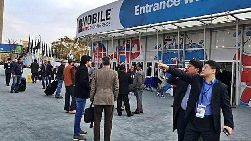 Congressistes als accessos del Mobile World Congress en l&#039;edició de l&#039;any passat.