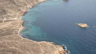 Muere un joven de 17 años que buceaba junto a su padre en una playa de Mazarrón