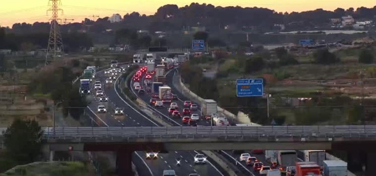 Las dos complicaciones producen circulación lenta y retenciones de hasta seis kilómetros