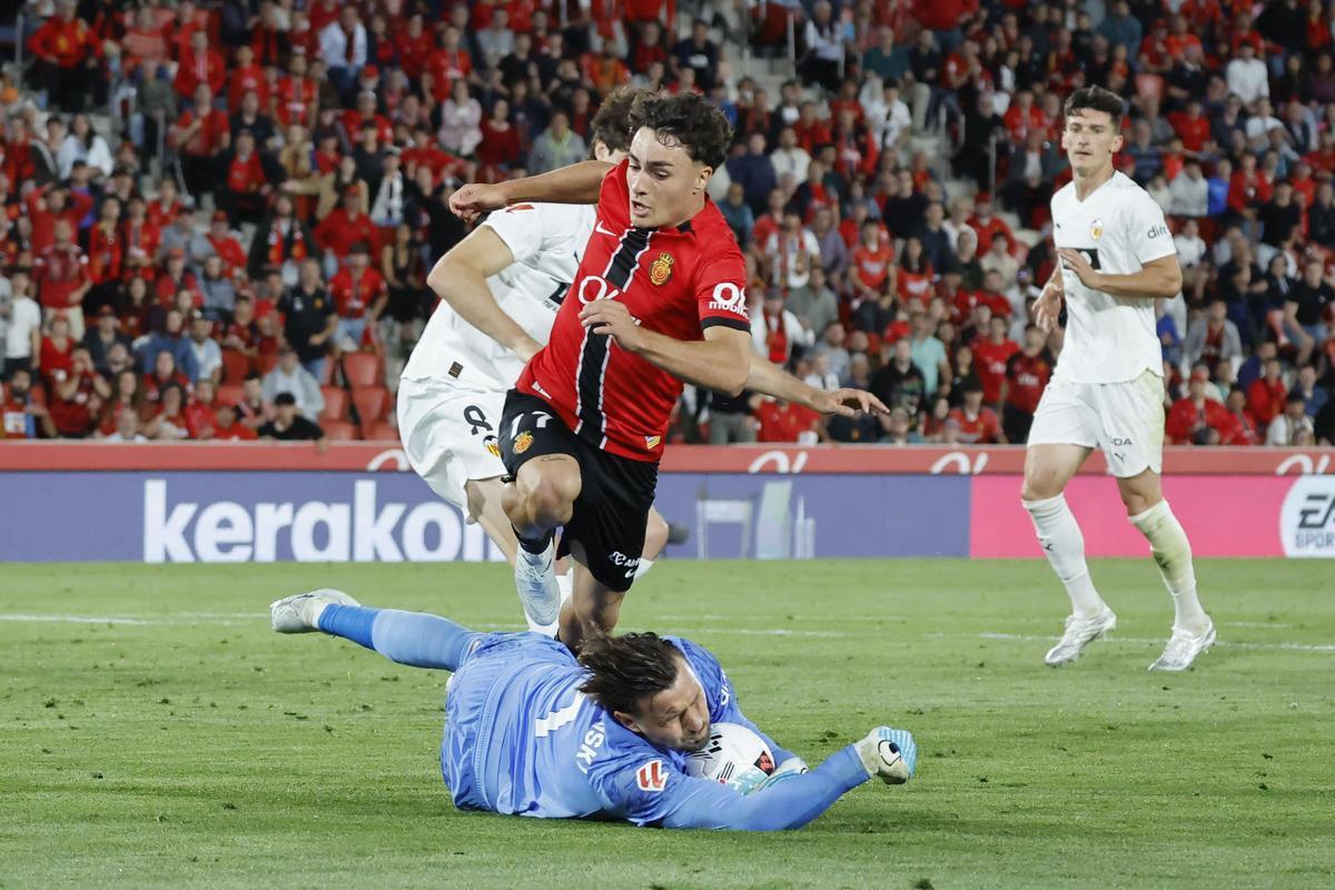 Dimitrievski detiene una de las ocasiones de Jan Virgili contra el Valencia.