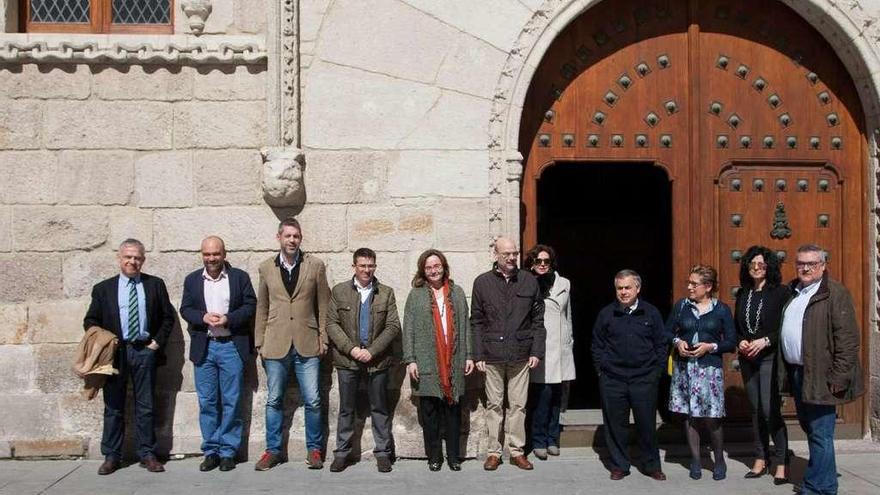 Letrados de la Administración de Justicia, ayer en la puerta de la Audiencia.