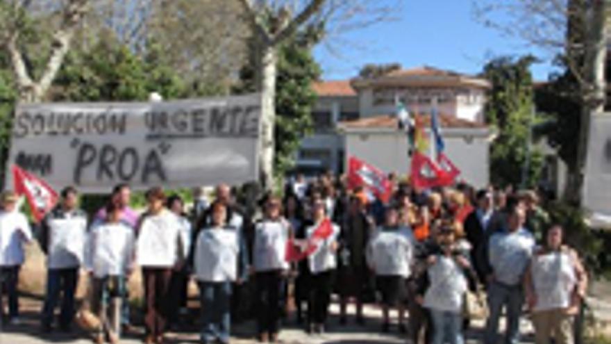 Padres y trabajadores de Proa lanzan un airado `basta ya´ a las penurias del centro