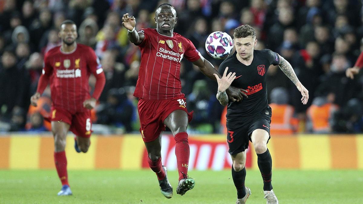 Mané y Trippier en un duelo anterior entre Atlético y Liverpool.