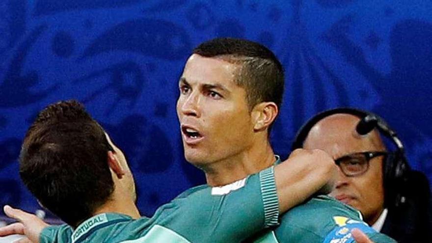 Cristiano es abrazado por un compañero tras hacer el 0-1.