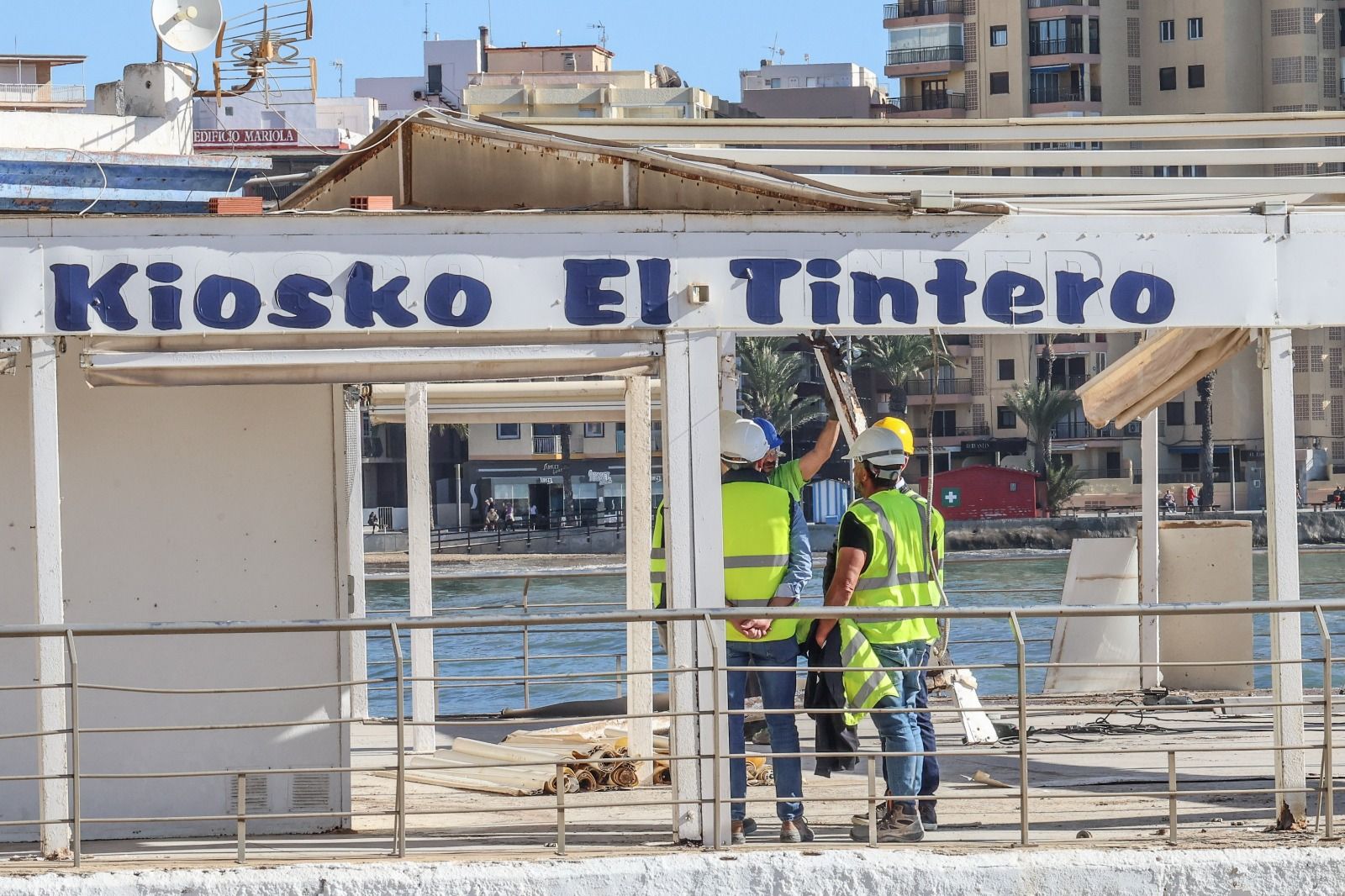 Trabajos de desmontaje y demolición del Kiosco El Tintero en la playa del Cura de Torrevieja por parte del servicio provincial de Costas