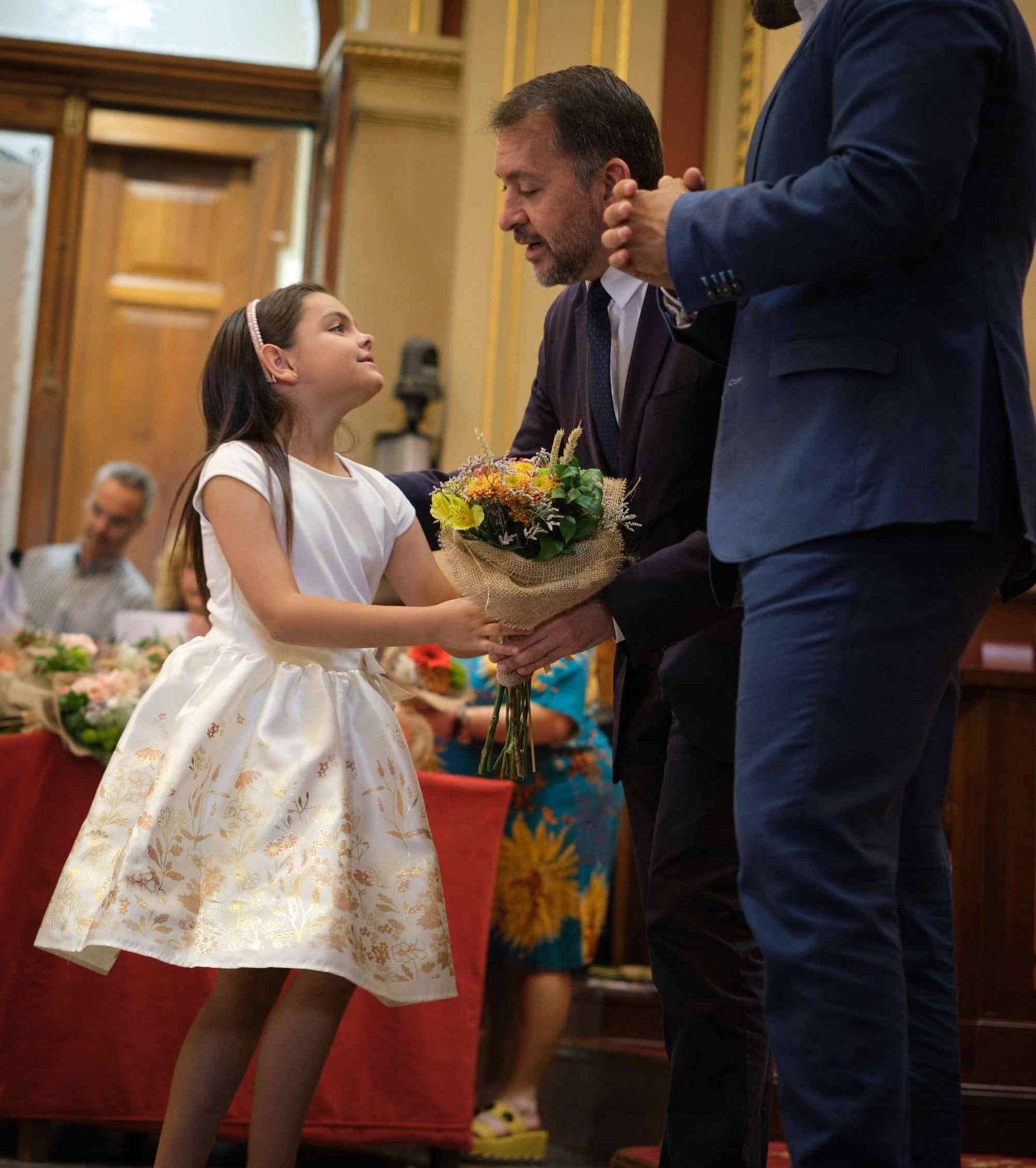 El alcalde recibe a las candidatas y candidatas a reina y romeros de las Fiestas de Mayo