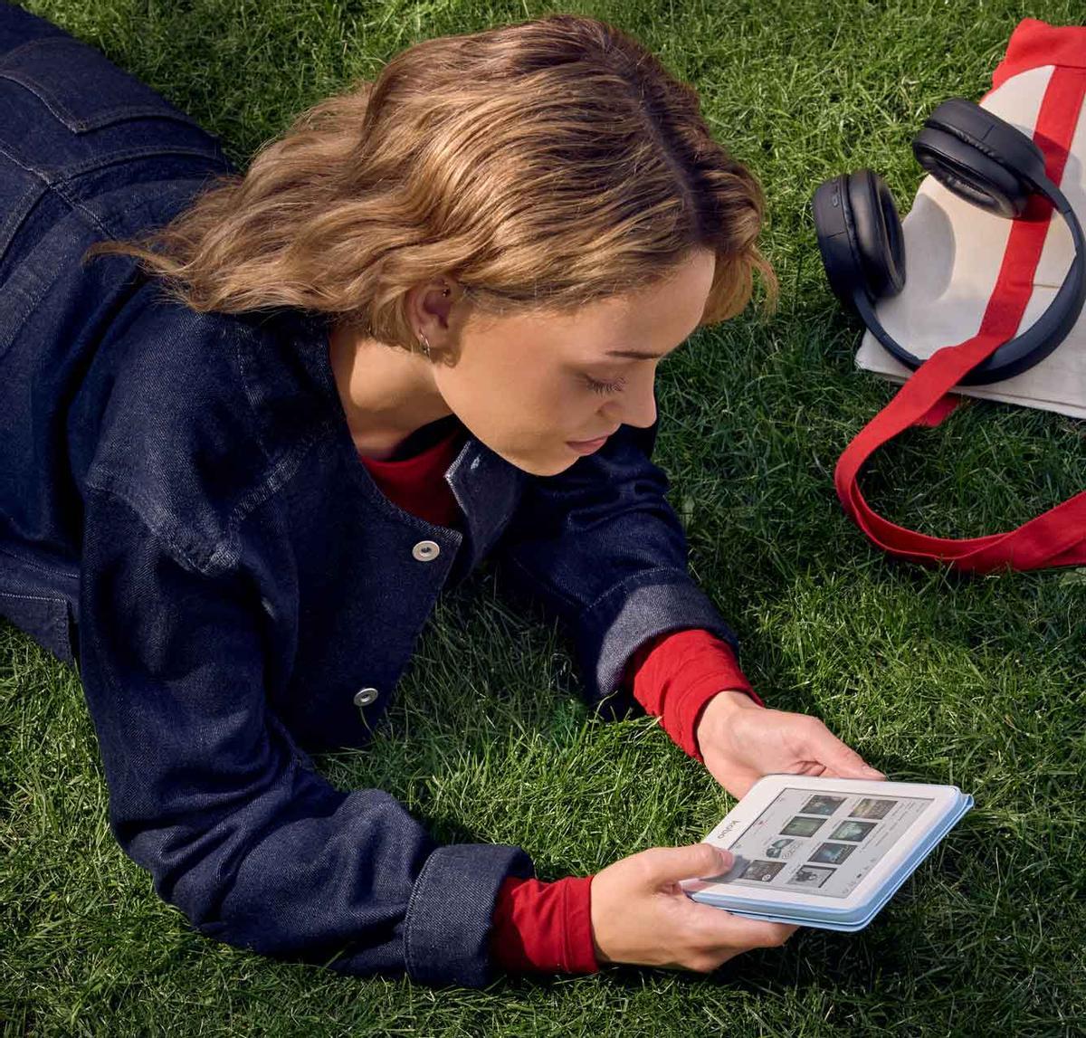 Una lectora disfruta de su Kobo Clara Colour, en promoción hasta el 23 de abril.