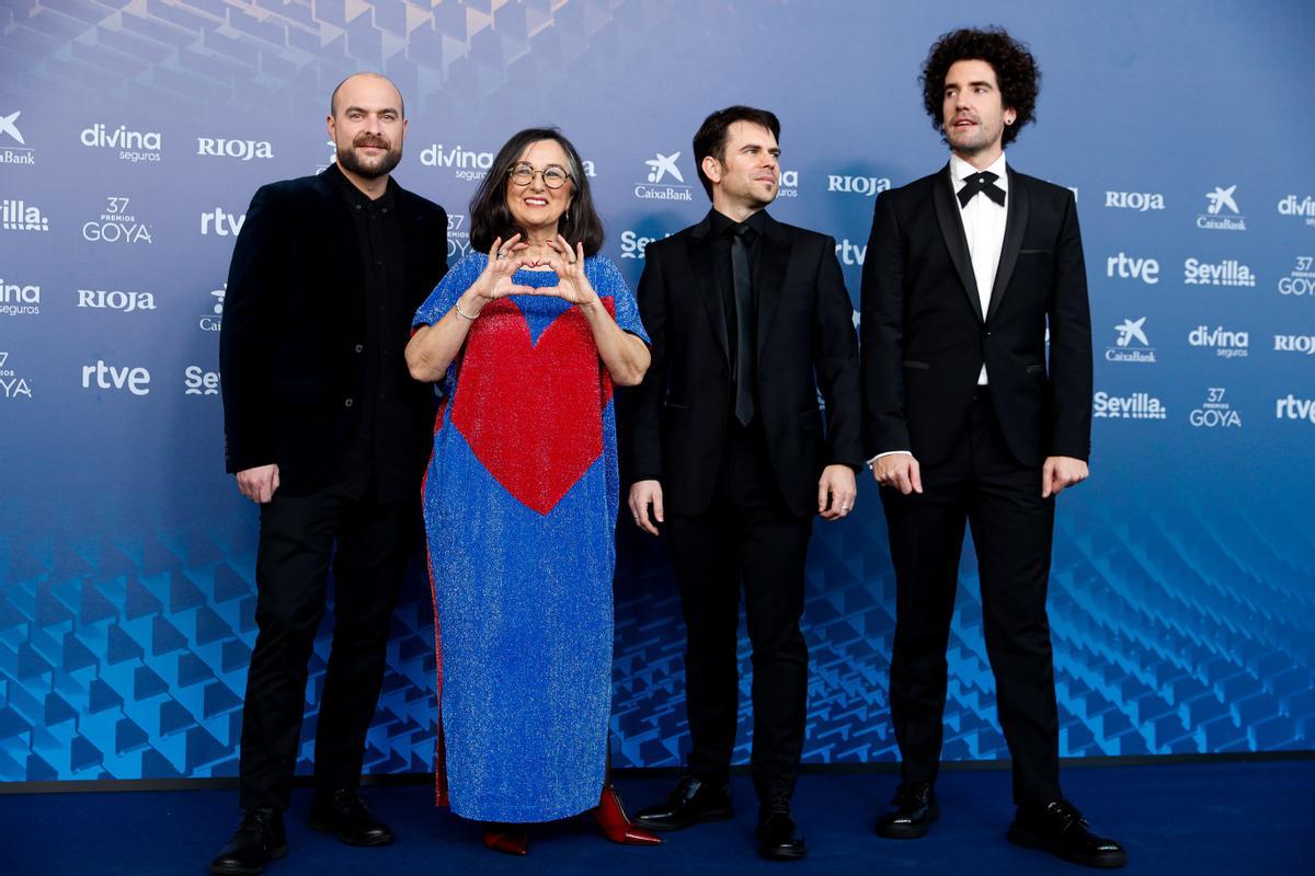 SEVILLA 11/02/2023.- El equipo de Unicorn Wars, nominados a mejor película de animación, posa para los medios gráficos en la alfombra roja de la XXXVII Gala de los Premios de la Academia de Cine, los Goya, que se celebra este sábado en el Palacio de Congresos y Exposiciones FIBES de Sevilla. EFE/ Jorge Zapata