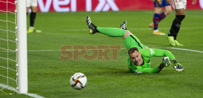 Marc André Ter Stegen no puede detener el gol de Koundé durante el partido de ida de Copa del Rey entre el Sevilla y el FC Barcelona disputado en el Sánchez Pizjuan.