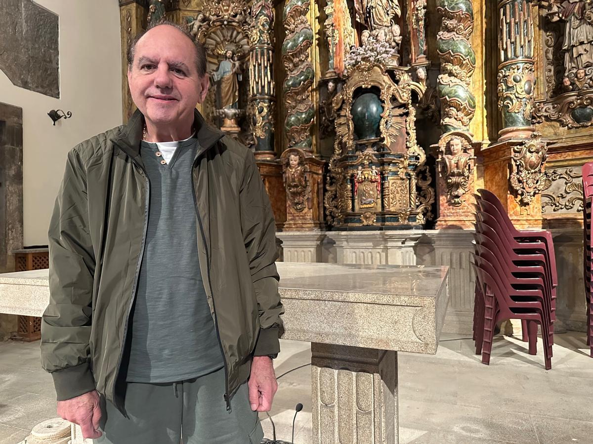 Lito García, en la iglesia de Luarca.