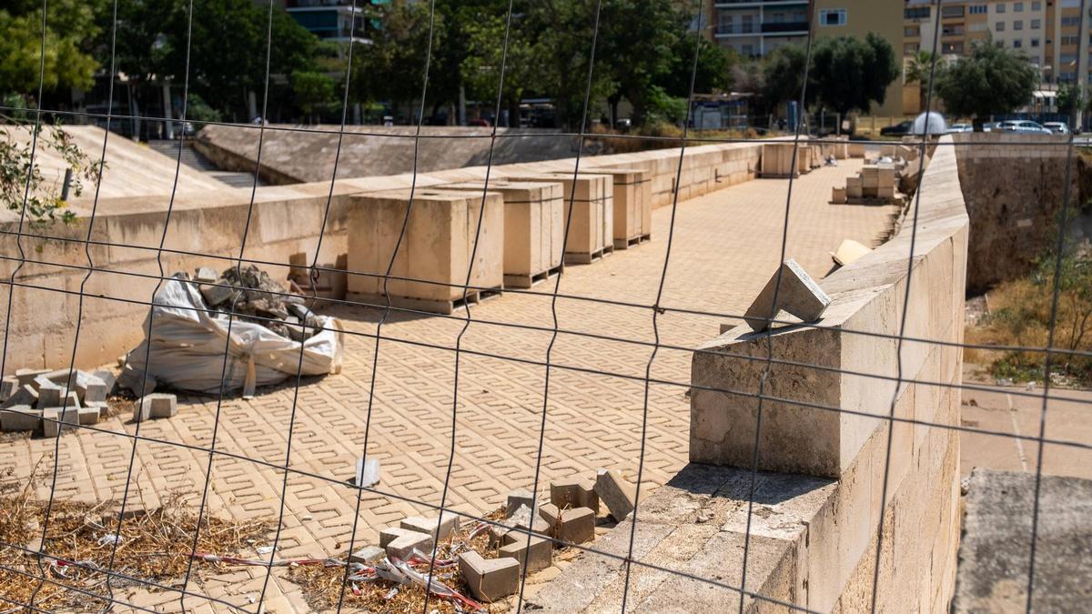 Las obras están inacabadas desde que la empresa constructora quebró.