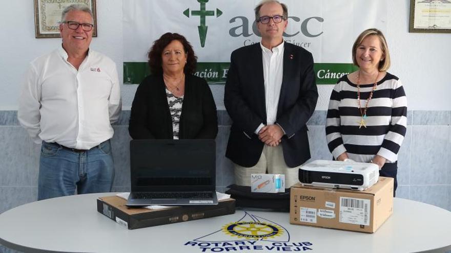 Acto de entrega del material informático a la asociación