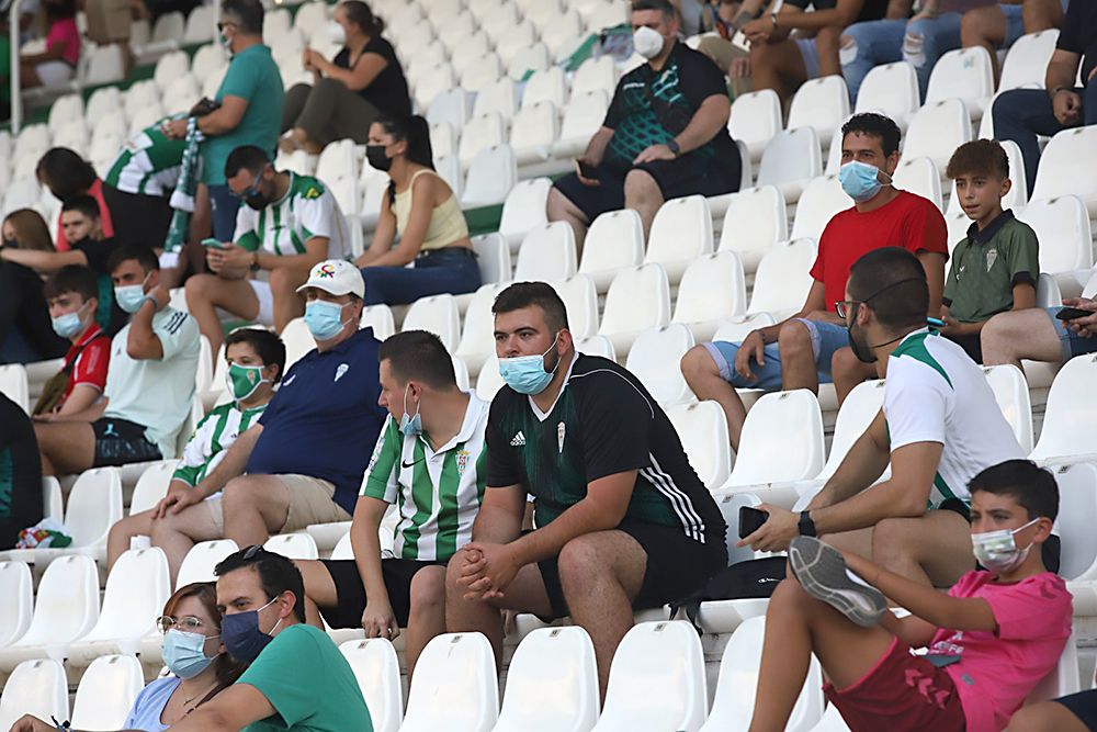 Aficionados asistentes al encuentro Córdoba CF-Cádiz B