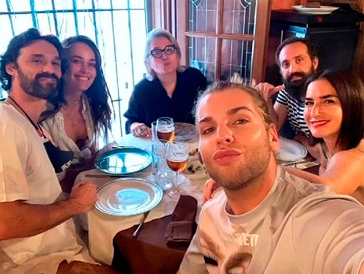 Eduardo Navarrete con Iván Sánchez y demás comiendo