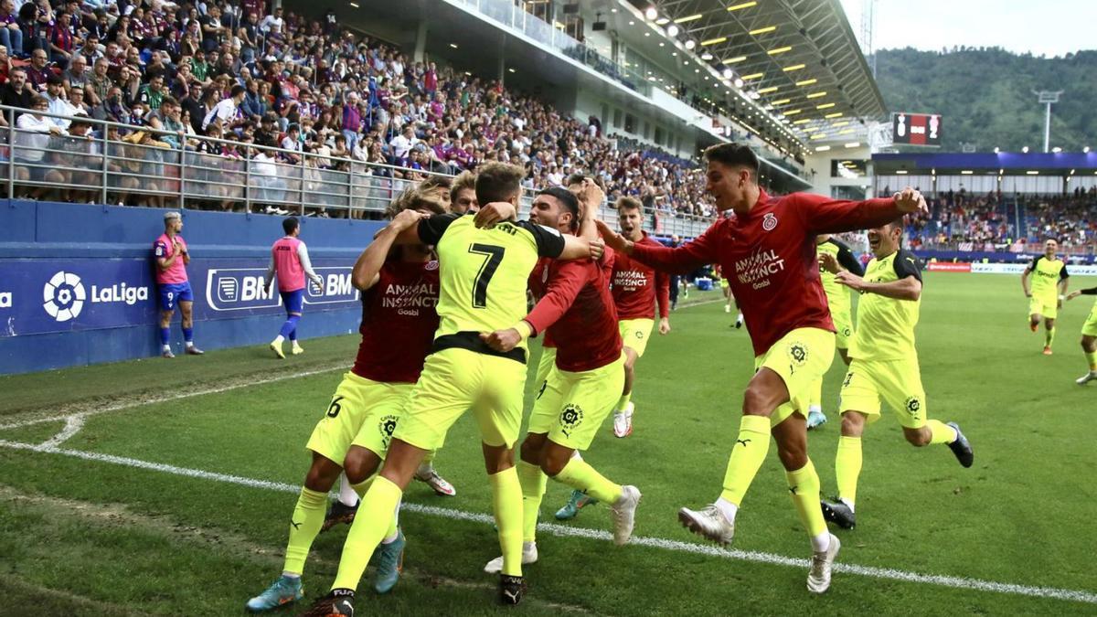 Els jugadors del Girona celebren amb Stuani el decisiu 0-2 al camp de l’Eibar