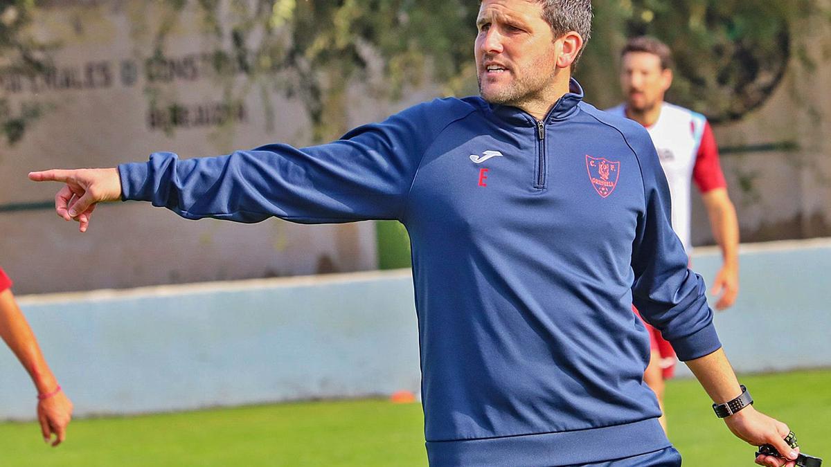 Gerard Albadalejo, técnico del Orihuela,  gesticula durante el entrenamiento del miércoles. | TONY SEVILLA