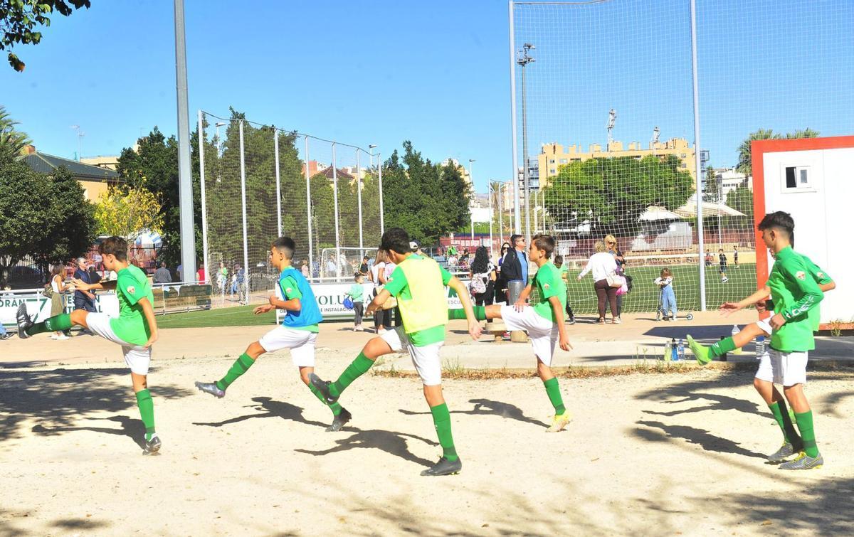 La actividad deportiva en Elche es muy alta y el fútbol es de las primeras opciones para los más jóvenes.  | MATÍAS SEGARRA