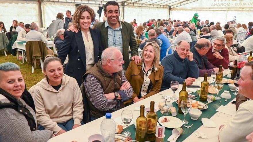 Isabel Couselo y Luis López, con asistentes a la cita del PP en Cuntis | FdV