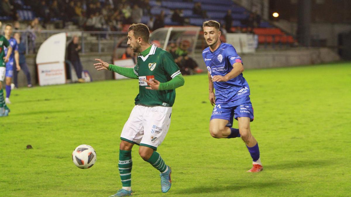 Chiqui, del Coruxo, conduce el balón durante el partido ante el Ourense CF. |  // IÑAKI OSORIO