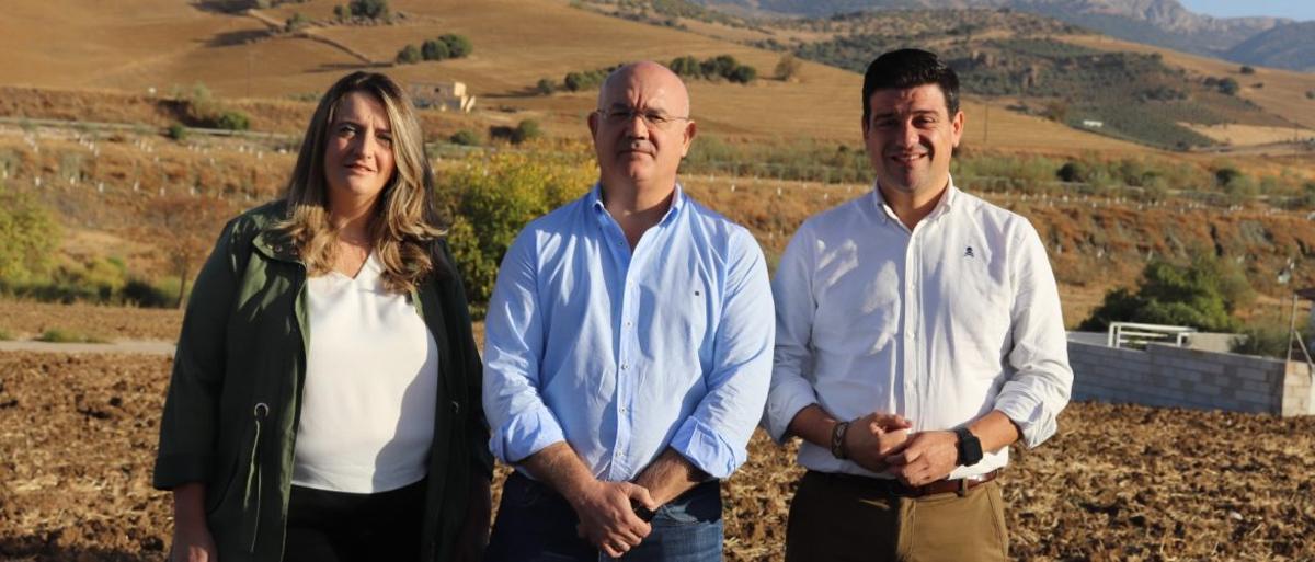 Los ediles del PP Yolanda González y Pedro Hernández, junto al dirigente provincial Cristóbal Ortega.