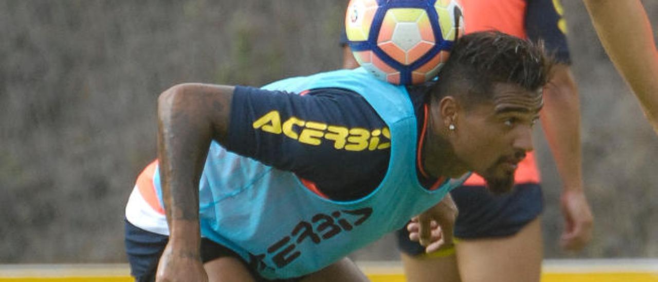 Prince hace malabarismos con el balón ayer en Barranco Seco.