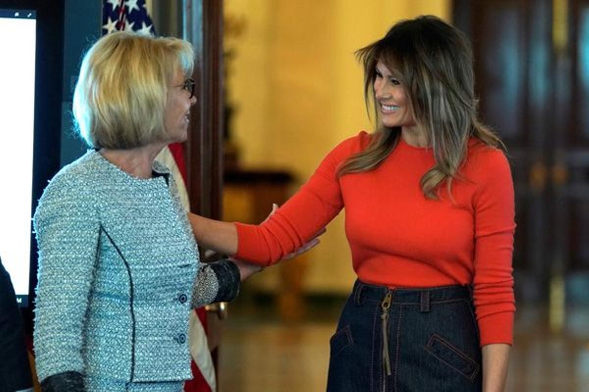 Melania Trump con jersey naranja de Ralph Lauren y falda denim de Agnona