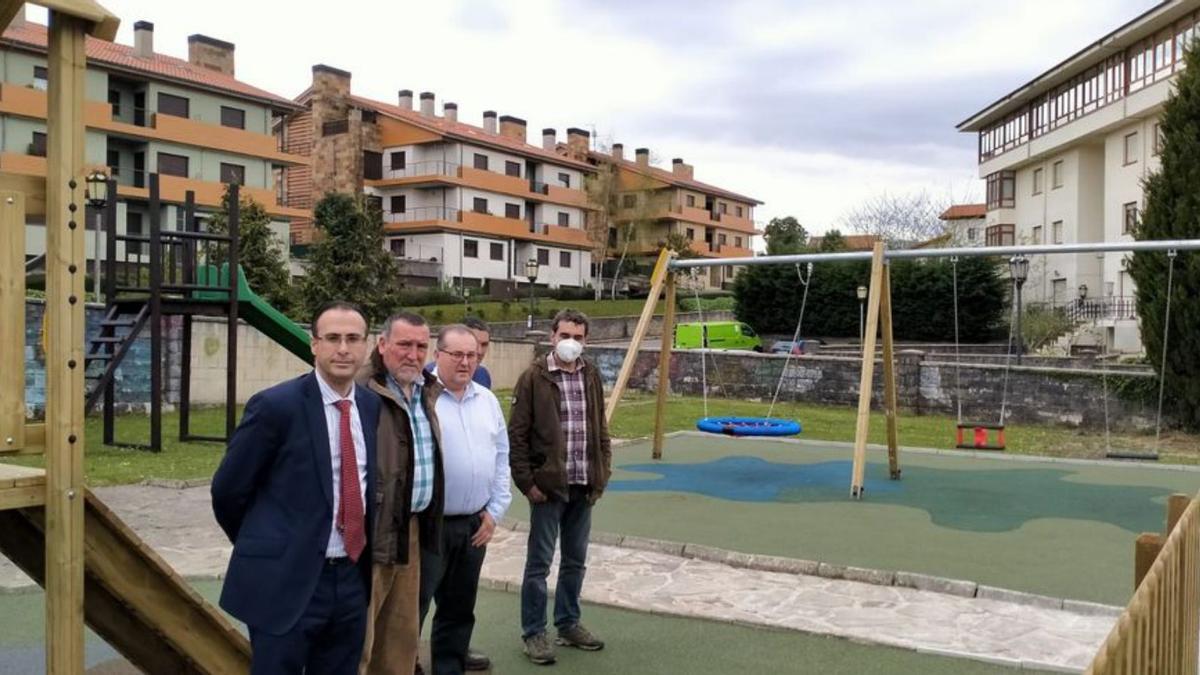 Bordás y Nosti, en Colombres, con personal de la empresa que hizo la obra.