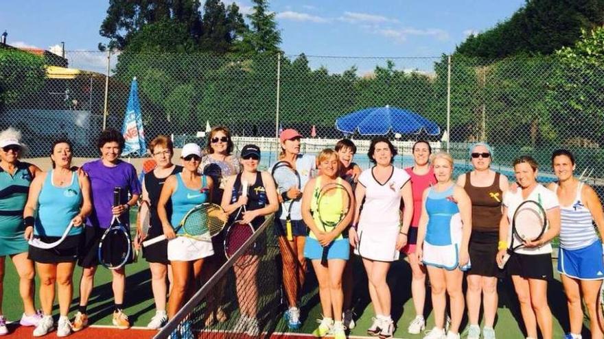 Foto de grupo de las tenistas que se dieron cita en el Recreo Cultural de A Estrada.