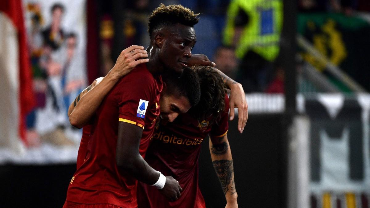 Abraham, Pellegrini y Zaniolo festejan un gol de la Roma