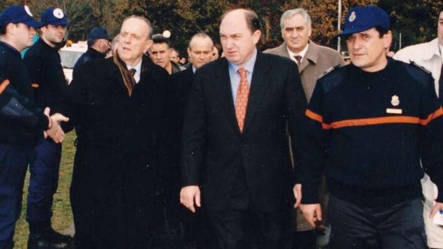 Barcala (dcha.) y el exalcalde Juan Salgueiro acompañan a Manuel Fraga durante una visita a Silleda.