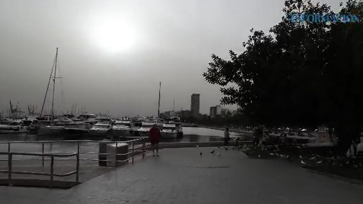 La bruma cubre el cielo de Alicante