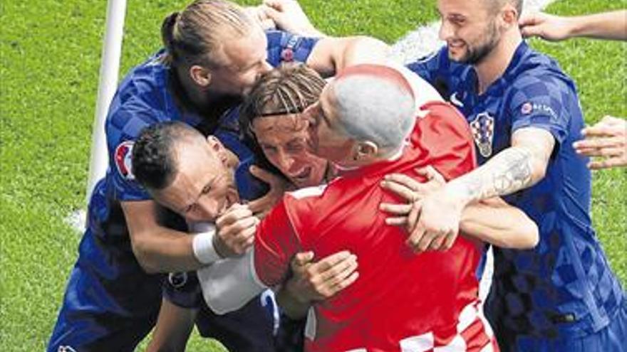 Croacia decide con un gol del ‘genio’ Modric