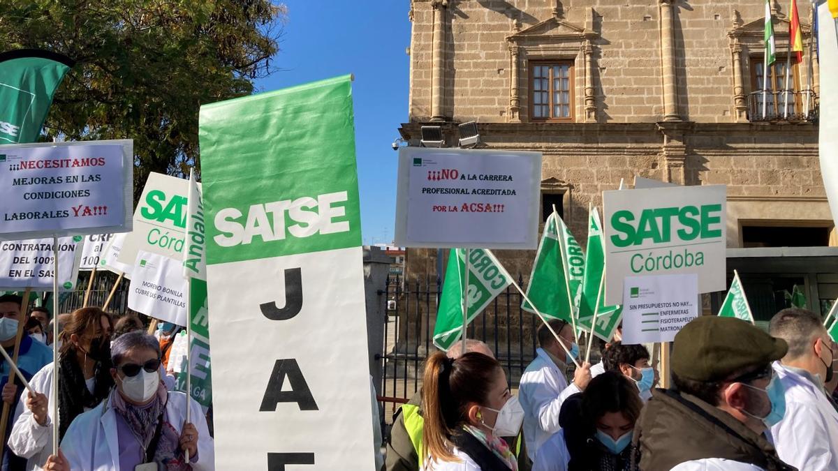 Representantes de Satse Córdoba, en la concentración de este miércoles frente al Parlamento andaluz.