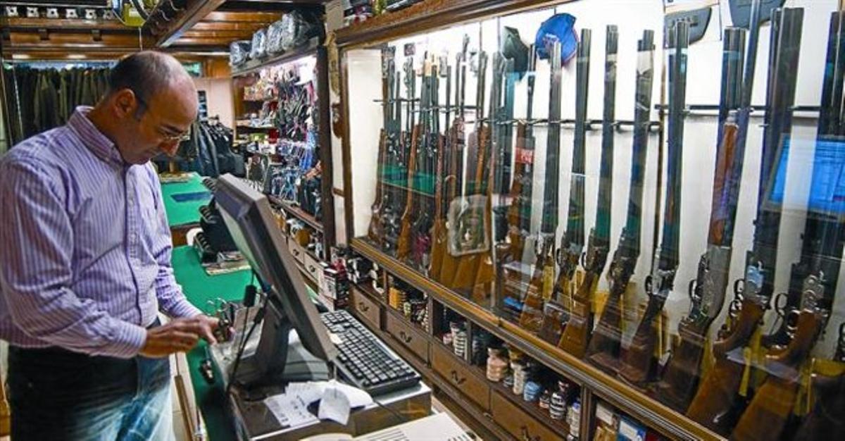 Alguns dels rifles exposats en una armeria de Barcelona, ahir. Alguns dels rifles exposats en una armeria de Barcelona, ahir.