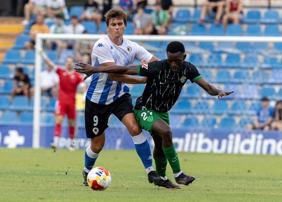 Slavy in his debut with the Hercules fights a ball divided with the canterano of Elche Bakary Traore.