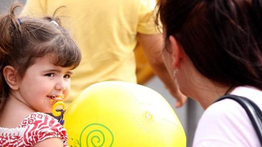 Patricia, la niña de dos años, junto a su madre.