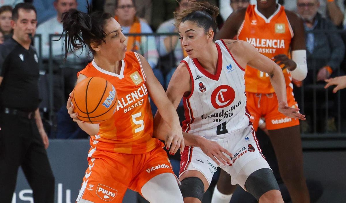 Cristina Ouviña trata de asistir ante la defensa de Mariona Ortiz