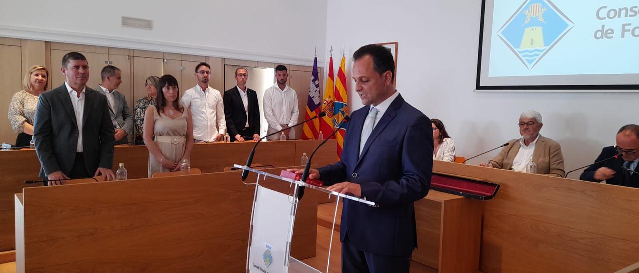 El presidente del Consell de Formentera, Llorenç Córdoba, durante su discurso de investidura con los conselles de Sa Unió de pie.