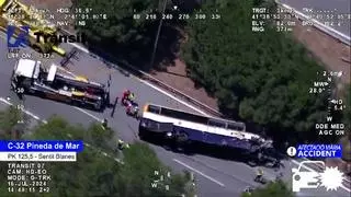 Vídeo aéreo del retiro del autobús accidentado en la C-32 entre Tordera y Santa Susanna