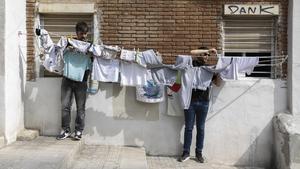 Los miembros de Estopa, en su barrio natal de Sant Ildefons.