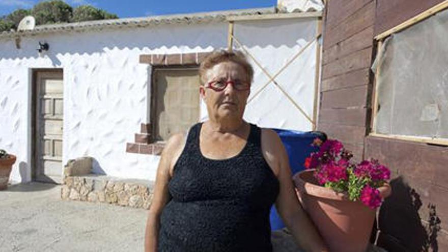 Josefa Fernández, la mujer de 62 años,posa en el exterior de su vivienda en Betancuria