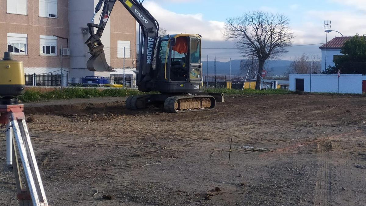 Maquinaria en la construcción del parque de calistenia en Peñarroya.