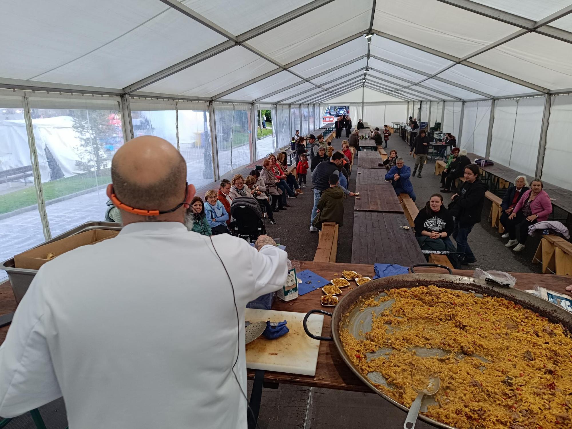 Tradición y gastronomía en la primera jornada del Mercado San Isidro de Llanera