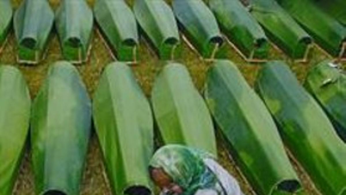 Una mujer llora en el cementerio memorial de Potorica, ayer.