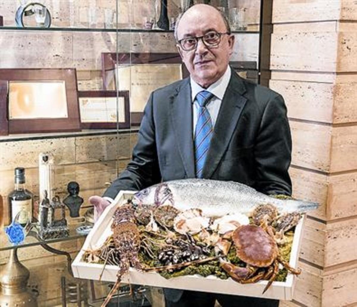 Abelardo Riazor, con algunos de los productos de Casa Dario.