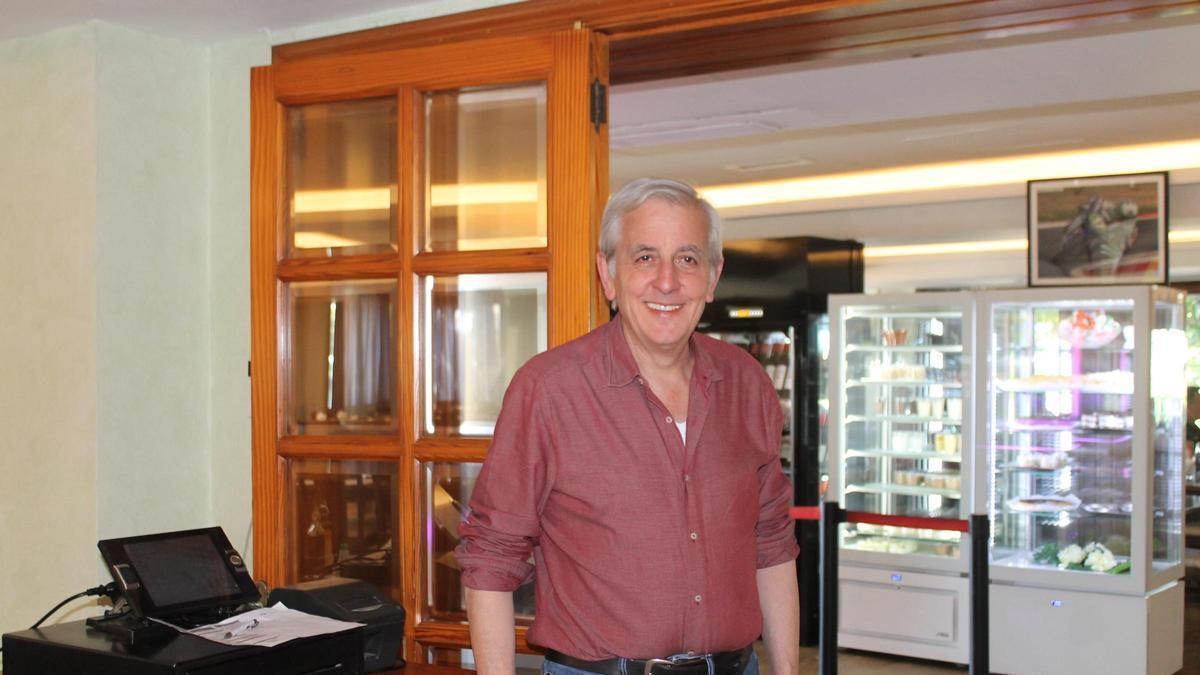 Guillém Garí sobre la baldosa desde la que controla todo lo que pasa en Es Cruce