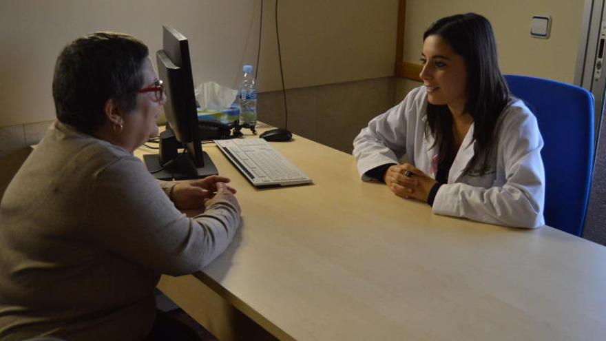 Mariona Vilaclara amb una pacient.