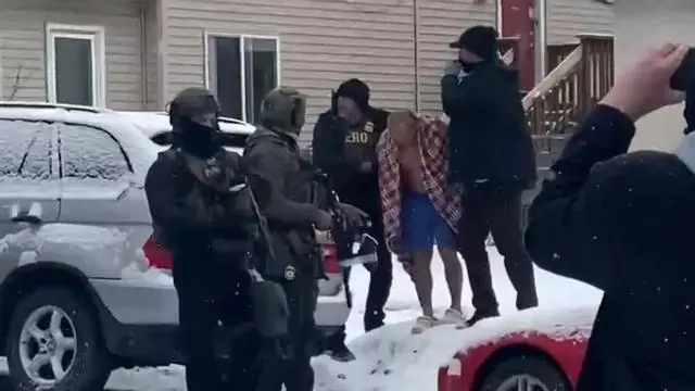 El ICE detiene a un anciano y lo saca en calzoncillos y a punta de pistola a la calle