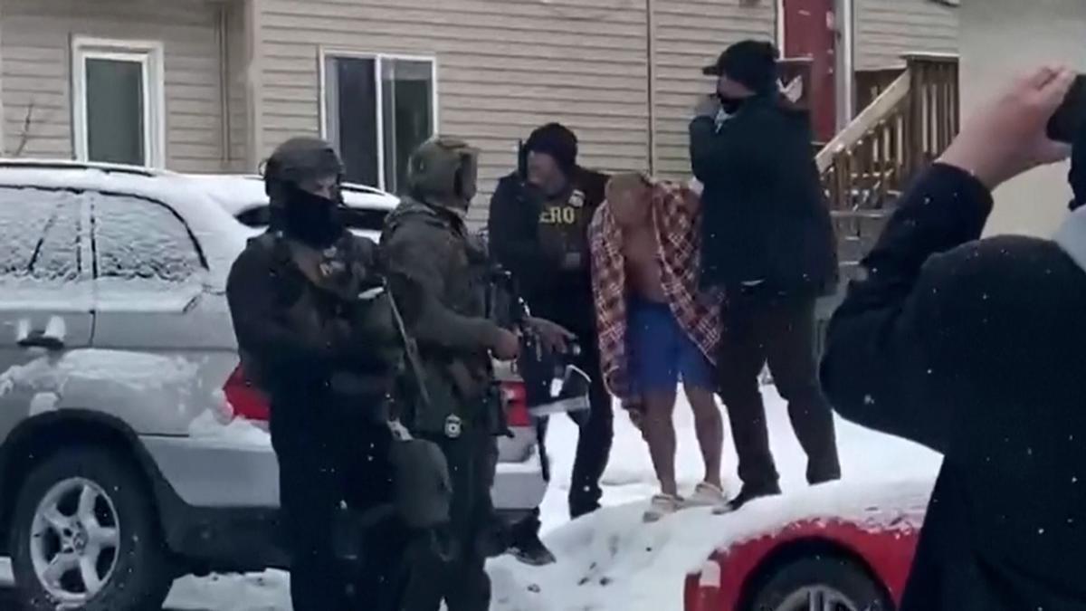 El ICE detiene a un anciano y lo saca en calzoncillos y a punta de pistola a la calle