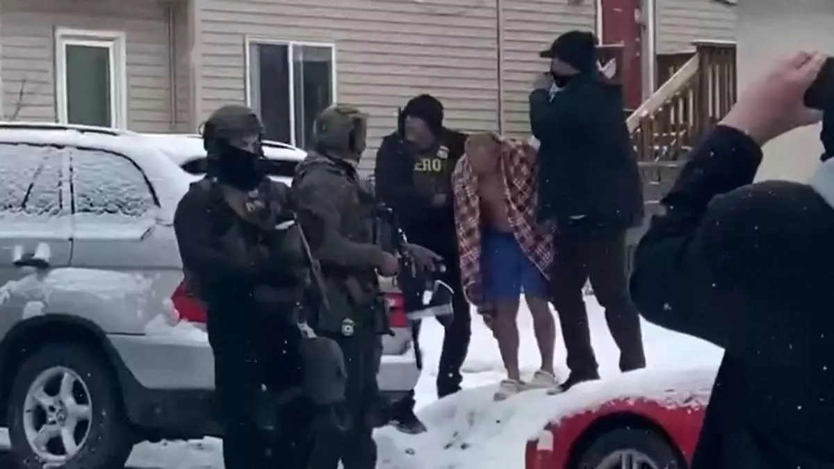 El ICE detiene a un anciano y lo saca en calzoncillos y a punta de pistola a la calle